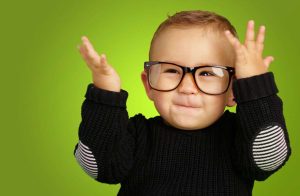 مزایا و معایب استفاده از عینک از کودکی