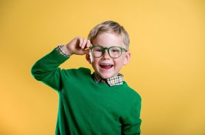 مزایا و معایب استفاده از عینک از کودکی